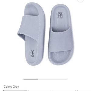 No Boundaries Women’s Comfort Slide Sandals- Light Grey